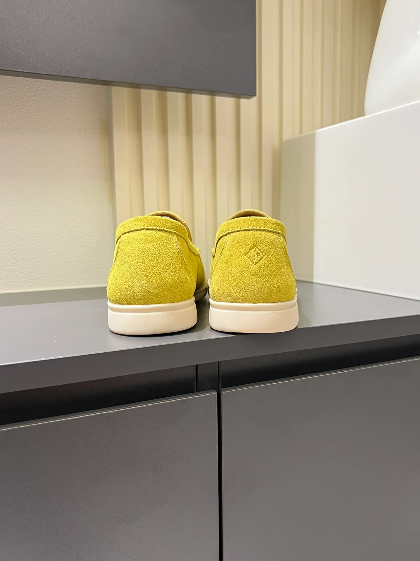 Men's shoes 💰p360 "Loro men's shoes 💰pian'*" Classic L men's shoes for couples 💰p Top version British flat loafers, a must-have item in old money style, the minimalist design is eye-catching and durable, a plus point for dressing The soft foot feel and texture are outstanding. They don’t scratch your feet and are very nice. They are matched with soft and waxy soles. They can be worn daily for a long time without getting tired. They are easy to wear, versatile and classic items, with perfect foot feel and texture! Imported cashmere fabric, the lining is made of imported A-grade water-dyed cow lining, the top version of the genuine leather midsole is sewn with pure handmade mark thread! Size: Female 35-40 (34. Customized) Male 38-44 (45.46. Customized)